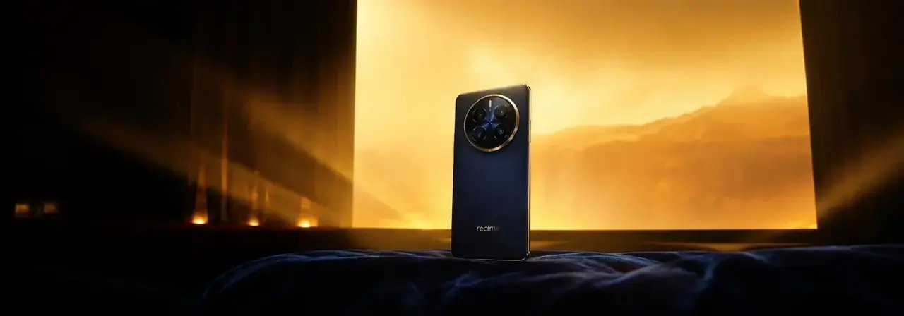 红苹果短剧下载APP页头手机与大银幕背景